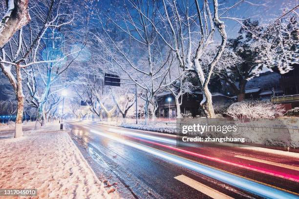 beishan road traffic and snow scenery by west lake in snow night,hangzhou - rime ice stock pictures, royalty-free photos & images