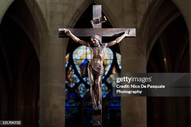 statue of jesus christ on cross - crucifixion photos et images de collection