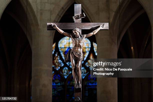 statue of jesus christ on cross - cruz equipamento religioso imagens e fotografias de stock