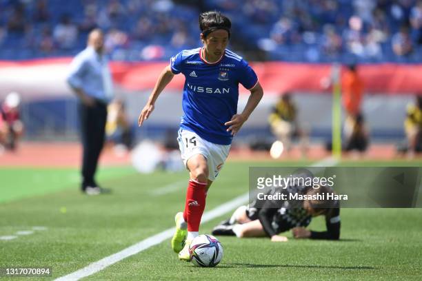 Jun Amano of Yokohama F.Marinos in action during the J.League Meiji Yasuda J1 match between Yokohama F.Marinos and Vissel Kobe at Nissan Stadium on...