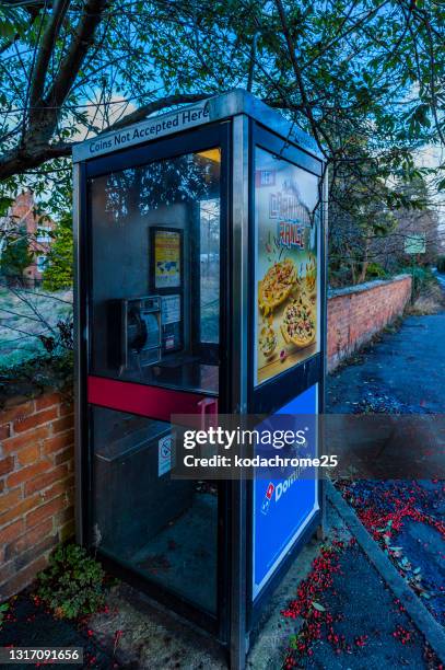boîte téléphonique dans la campagne angleterre royaume-uni - british telecom photos et images de collection