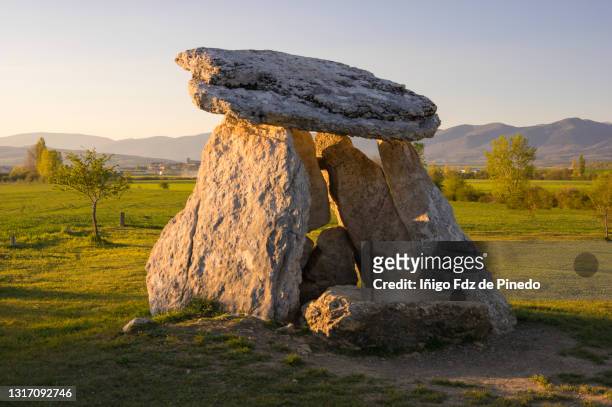 sorginetxe dolmen, basque country, spain. - mass grave 個照片及圖片檔
