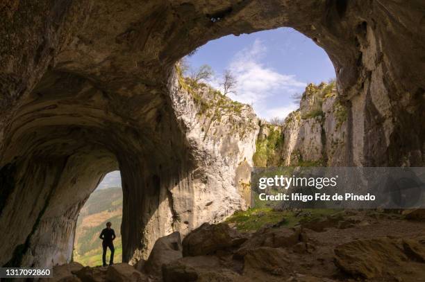 aitzulo eye cave, the aizkorri-aratz natural park, araotz, gipuzkoa, spain. - grotte stock-fotos und bilder