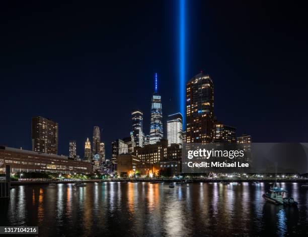 9/11 remembrance - tribute in light 2020 - tribeca hudson river park imagens e fotografias de stock