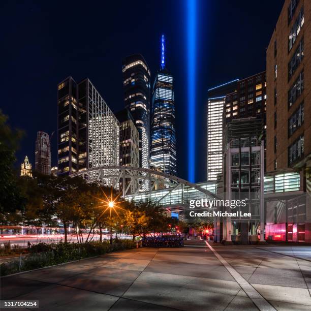 9/11 remembrance - tribute in light 2020 - urban square city night stock-fotos und bilder