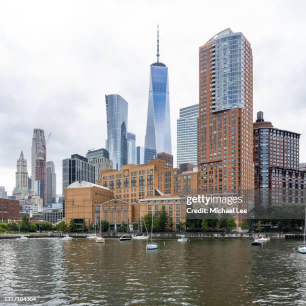 hudson river park view of one wtc - new york - battery park stock pictures, royalty-free photos & images