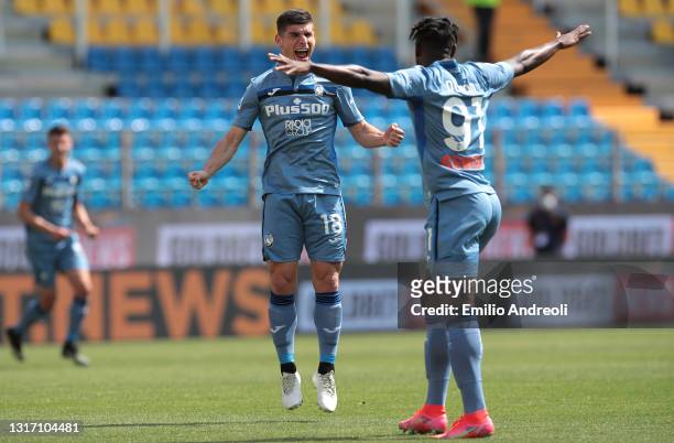 Ruslan Malinovskiy of Atalanta BC celebrates with Duván Zapata after scoring the first Atalanta goal during the Serie A match between Parma Calcio...