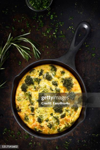 omelet mit brokkoli und cheddar-käse - frittata stock-fotos und bilder