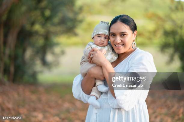 ich liebe mein kind so sehr. - maori family stock-fotos und bilder