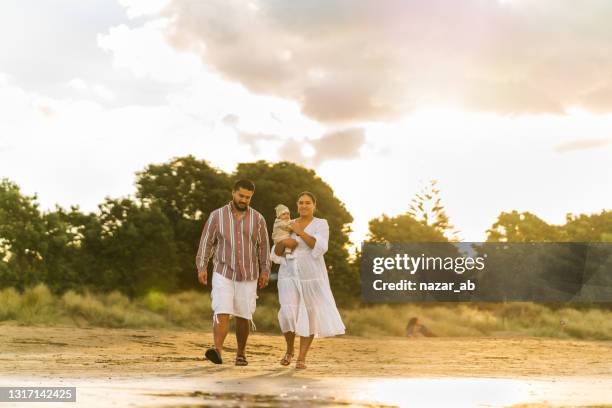 ein paar mit großem segen genießen im freien. - maori family stock-fotos und bilder