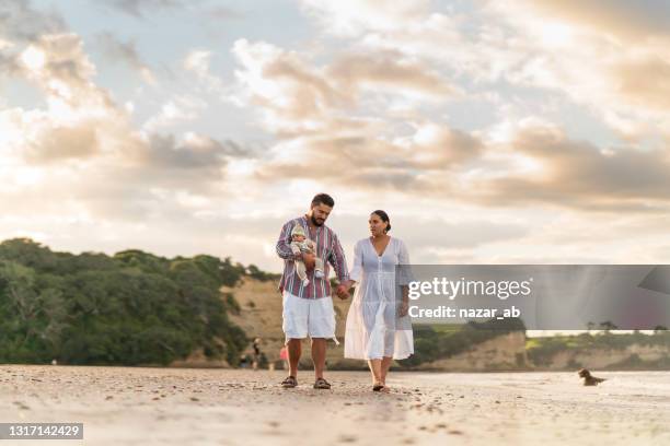 paar mit einem kind macht spaß im freien mit hintergrund. - maori family stock-fotos und bilder