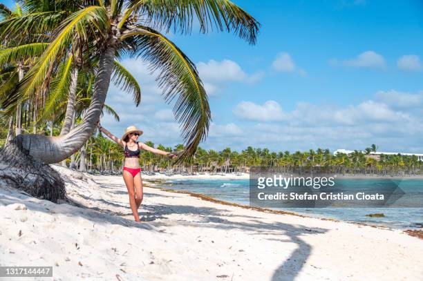 girl enjoying a summer day on riviera maya, yucatan mexico - hot mexican girls stock-fotos und bilder