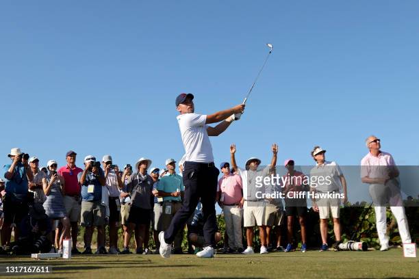 Alex Fitzpatrick of Team Great Britain and Ireland plays his shot from the 17th tee during Sunday singles matches on Day Two of The Walker Cup at...