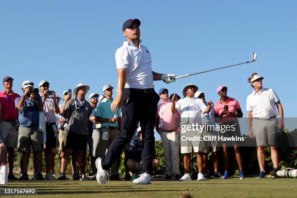 Alex Fitzpatrick of Team Great Britain and Ireland plays his shot from the 17th tee during Sunday singles matches on Day Two of The Walker Cup at...