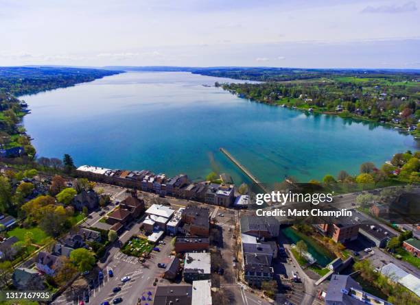 springtime aerial of wealthy lakeshore village - 斯加內特爾湖 個照片及圖片檔