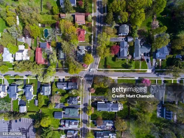 springtime aerial of wealthy lakeshore village - localidad pequeña fotografías e imágenes de stock