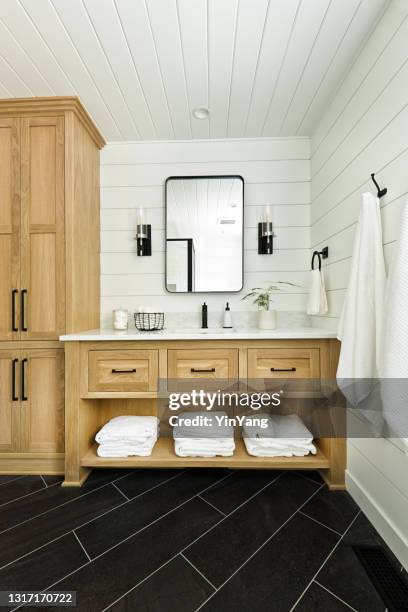zeitgenössisches country home cabin badezimmerdesign mit eitelkeit und leinenaufbewahrung - bathroom vanity stock-fotos und bilder