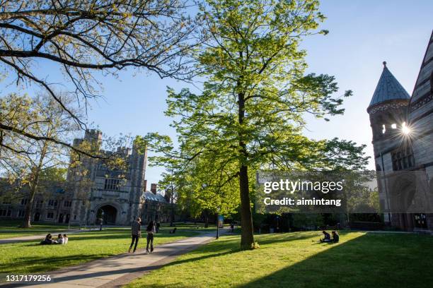 studenten in campus van de universiteit van princeton - princeton stockfoto's en -beelden