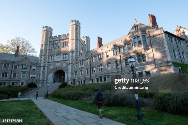 studenten, die auf dem campus der princeton university spazieren gehen - ivy league university stock-fotos und bilder