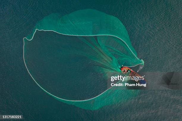 barco pesquero en el mar - industria de la pesca fotografías e imágenes de stock