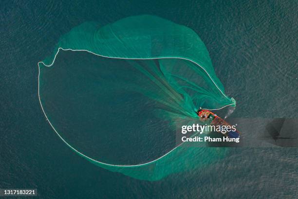 barco pesquero en el mar - commercial fishing net fotografías e imágenes de stock