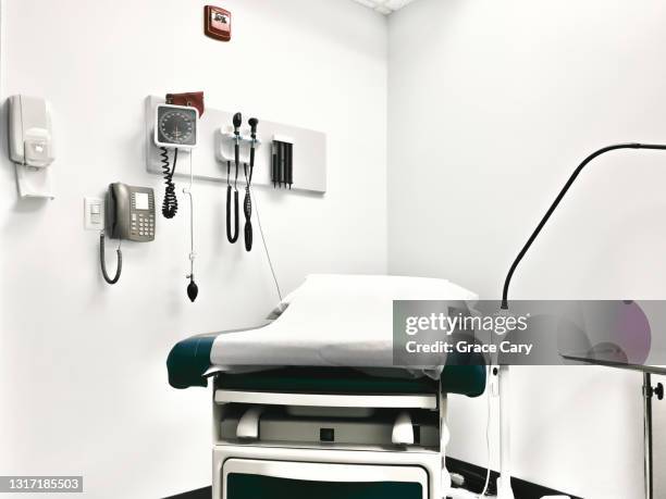 examination table in doctor's office - doctors office stock-fotos und bilder