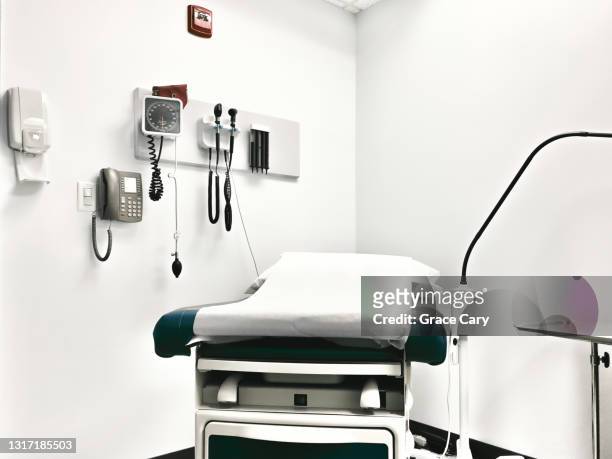 examination table in doctor's office - office visit stock pictures, royalty-free photos & images