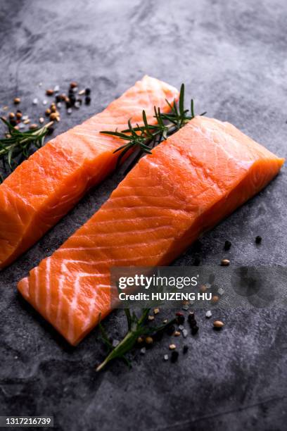 salmon fillet with ingredients on black - salmon steak stockfoto's en -beelden