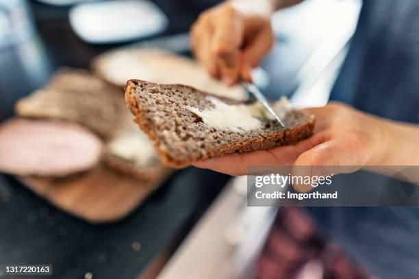 adolescente che aiuta a preparare la colazione in una mattinata di sole - spread foto e immagini stock