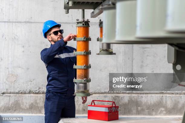 de mens controleert silicagel - silicaat stockfoto's en -beelden