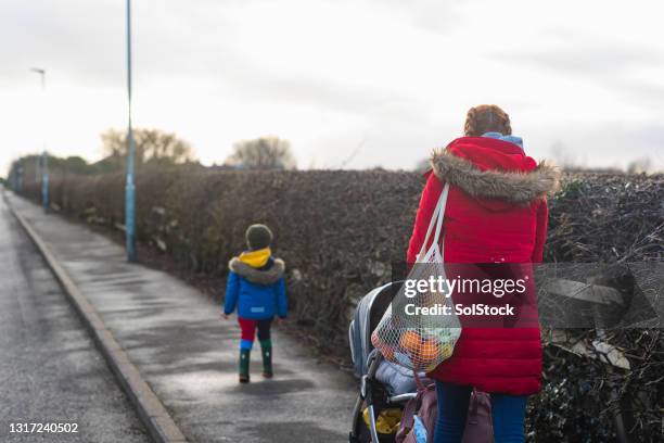 family walk - familie anonym stock-fotos und bilder