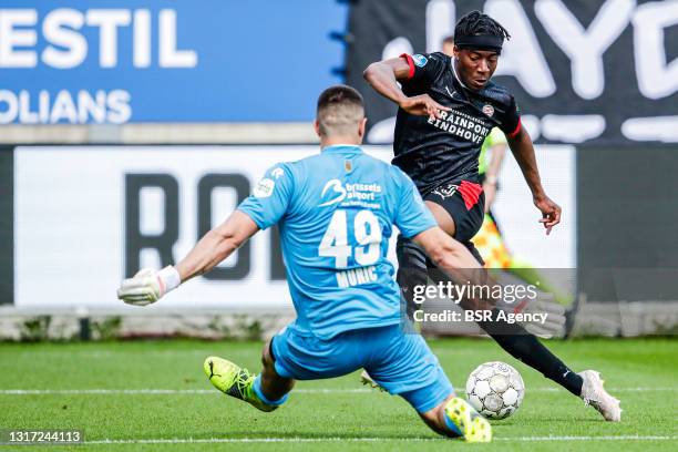 Goalkeeper Aro Muric of Willem II, Noni Madueke of PSV during the Dutch Eredivisie match between Willem II and PSV Eindhoven at Koning Willem II...