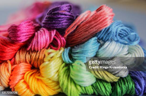 embroidery thread - pelote de laine photos et images de collection