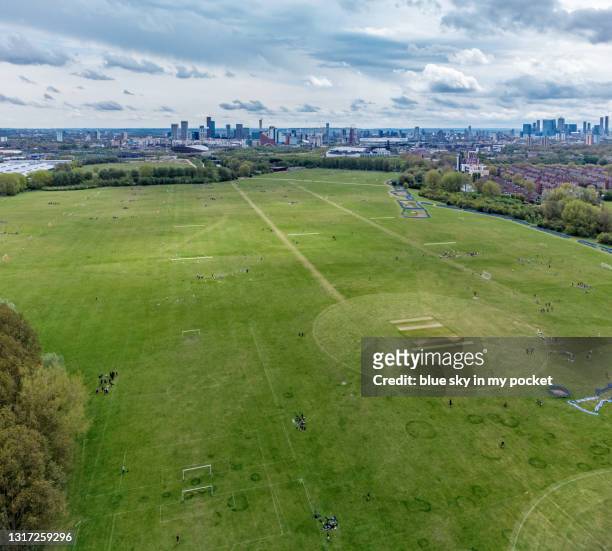 hackney marshes east london. the home of sunday league football with up to 82 football pitches and also cricket pitches - hackney stockfoto's en -beelden