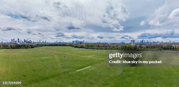 hackney marshes east london. the home of sunday league football with up to 82 football pitches and also cricket pitches - hackney stockfoto's en -beelden