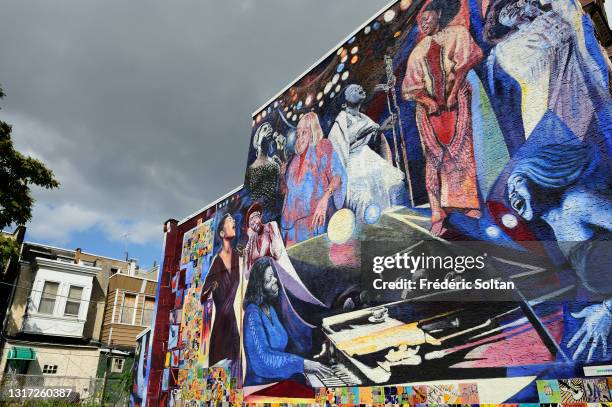 Mural entitled "Jazz women" realized in a black district of Philadelphia, within the "Mural Art Program" which began in 1984. It's an anti-graffiti...