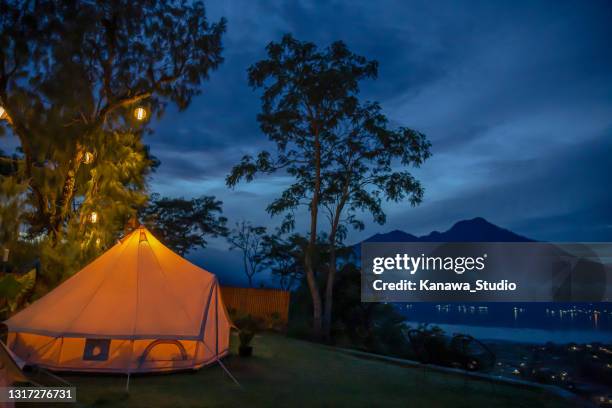 sitio de glamping romántico por la noche - camping de lujo fotografías e imágenes de stock