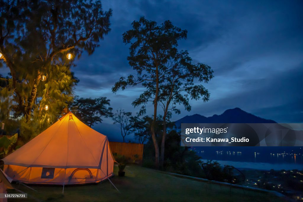 Romantische glamping 's nachts