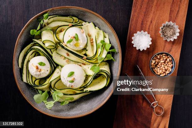 sommarsallad skivad zucchini med burrataost och pestodressing. - cheese salad bildbanksfoton och bilder