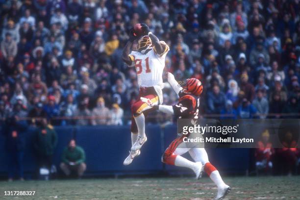 Art Monk of Washington Redskins makes a catch during a NFL football game against the Cincinnati Bengals on September 8, 1985 at RFK Stadium in...