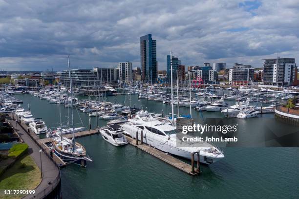 aerial view of ocean village marina, southampton. hampshire, england. - southampton stock-fotos und bilder