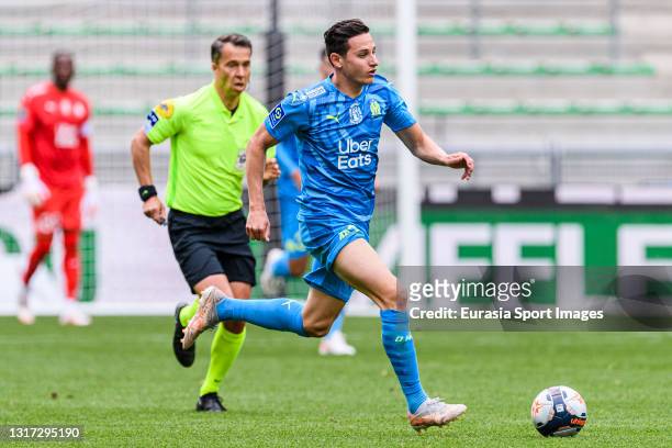 Florian Thauvin of Olympique de Marseille runs with the ball during the Ligue 1 match between AS Saint-Etienne and Olympique Marseille at Stade...