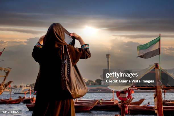 arab woman watching mosque - dubai mosque stock pictures, royalty-free photos & images