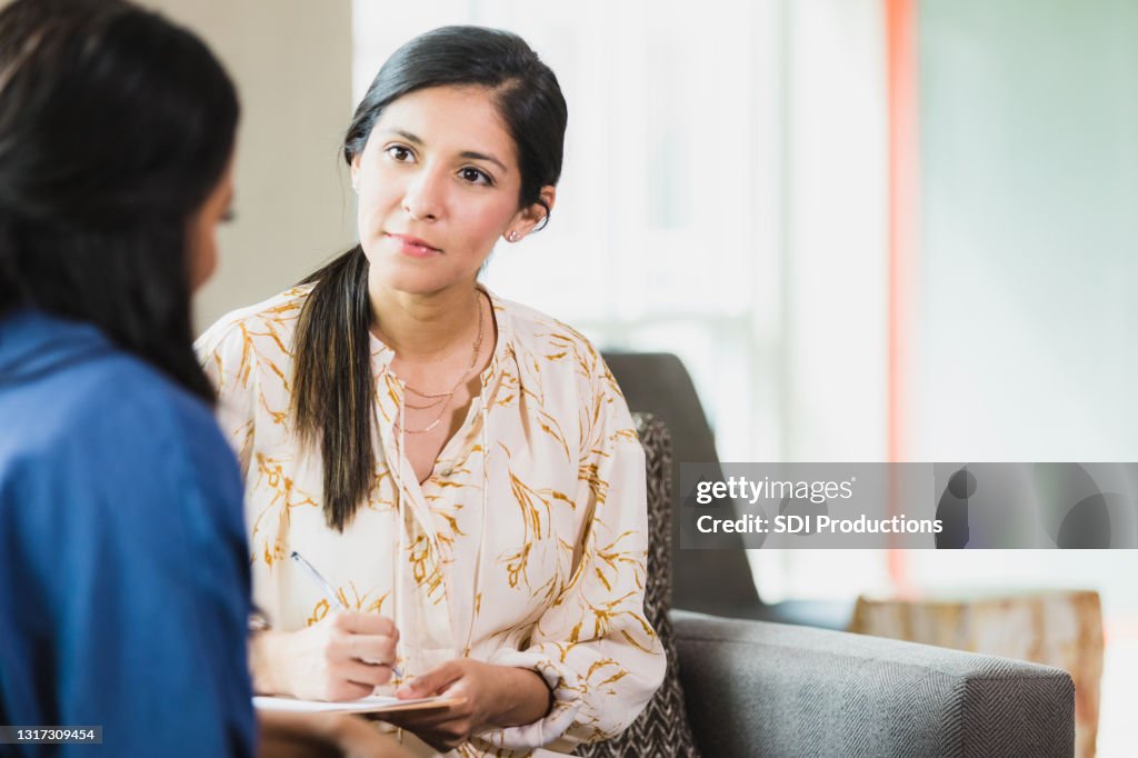 Consejera cariñosa escuchando a la paciente