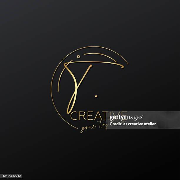 stockillustraties, clipart, cartoons en iconen met t letter kalligrafie minimale monogram embleem stijl vector logo. gouden kleur en zwarte achtergrond. - at t