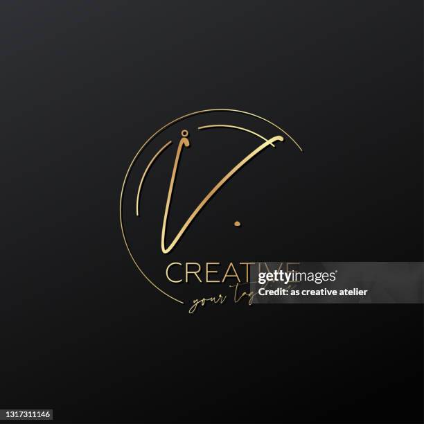 v buchstaben kalligraphie minimal monogramm emblem stil vektor-logo. gold farbe und schwarzer hintergrund. - buchstabe v stock-grafiken, -clipart, -cartoons und -symbole