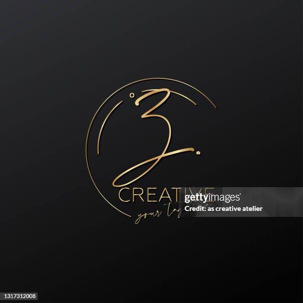 z-buchstabe kalligraphie minimal monogramm emblem stil vektor-logo. gold farbe und schwarzer hintergrund. - buchstabe z stock-grafiken, -clipart, -cartoons und -symbole