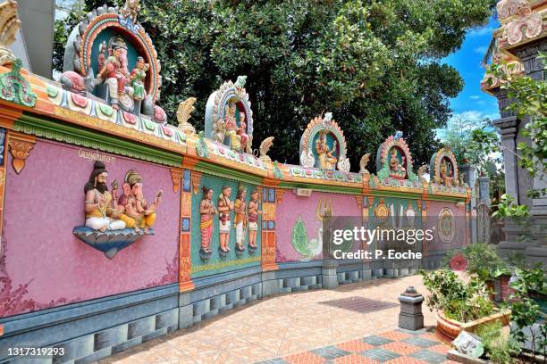 reunion island, saint-denis, hindu temple ashtalakshmi & saptamata, in the district of sainte-clotilde, rue du stade de l'est. - saint denis de la reunión fotografías e imágenes de stock