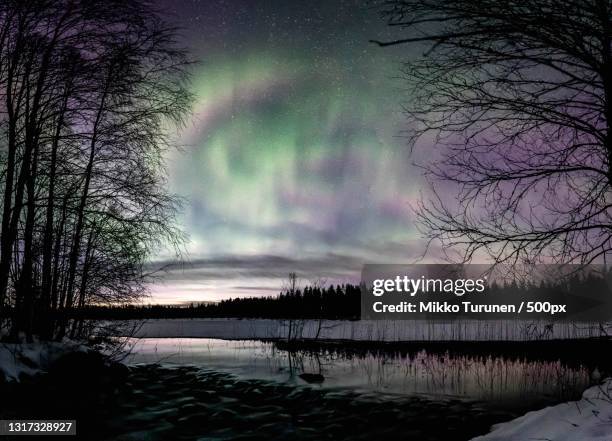 scenic view of lake against sky at night,suomussalmi,finland - finnland winter stock-fotos und bilder