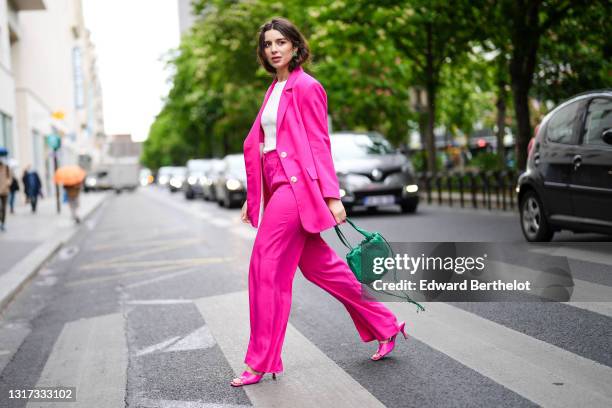 Ketevan Giorgadze @katie.one wears a green The bulb woven leather bag from Bottega Veneta, a white tank top from Zara, a neon color loose-fitting...